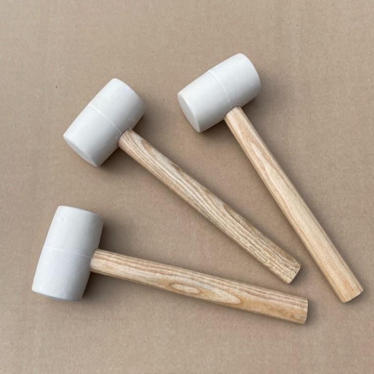 흰색 고무망치 타일 목공 작업